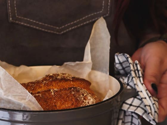 Pane senza glutine appena sfornato in pentola di ghisa