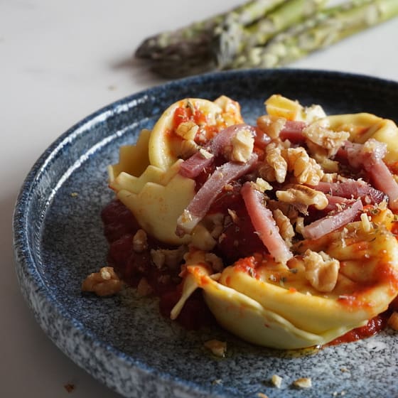 Cappellacci con Asparagi di Pernumia, sugo alle verdure, speck e noci