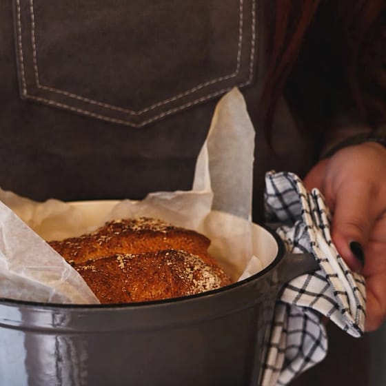 Pane senza glutine appena sfornato in pentola di ghisa